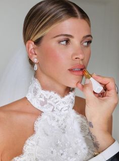 November Wedding Makeup Brides, Editorial Makeup Wedding, Bridal Makeup Rosy, Very Natural Wedding Makeup, Editorial Wedding Makeup, Alex Cooper Wedding Makeup, Natural Makeup Look Wedding, Hailey Bieber Wedding Makeup, Ethereal Bridal Makeup