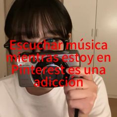 a person holding up a camera to their face with the words, escuchar musicala mentras estoy en pinteres esy en pinteres es una addcion