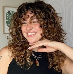 Bob Haircuts Brunette, Short Curly Hair Color Ideas Highlights, Haircuts Brunette, Curly Curtain Bangs, Curl Specialist, Curtain Bangs Curly Hair, Dark Curly Hair, Dyed Curly Hair, Natural Curly Hair Cuts