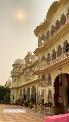 a large building with many balconies on it