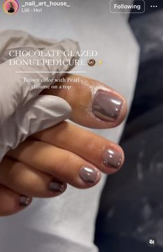 Iced Brownie Nails, Year Round Nail Color, Glazed Doughnut Toenails, Chocolate Glazed Nails Hailey Bieber, Short Chrome Nails Fall, Chocolate Brown Glazed Donut Nails, How To Do Glazed Nails, January Pedicure Colors 2024, Glazed Donut Nail Ideas