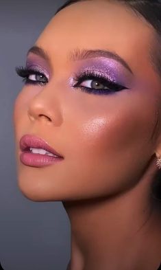 Lilac Dress Makeup, Maquillaje Color Lila Natural, Make Up Morado, Makeup Lila, Gold Dress Makeup, 21st Birthday Makeup, Intense Eye Makeup, Lilac Eyeshadow, Quinceanera Makeup