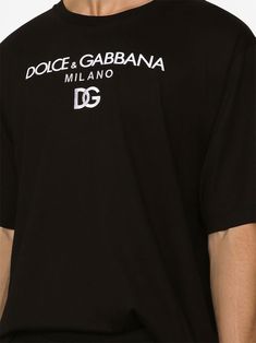 Hey there. If you're after a classic wardrobe staple with a hint of luxury, this one's for you. It's effortlessly cool and goes with just about anything. Made from 100% cotton for ultimate comfort Features a suave contrasting logo print Crafted in Italy, embodying top-notch craftsmanship Essentials Logo, Dolce Gabbana T Shirt, Dolce E Gabbana, Leather Cap, Dolce And Gabbana Man, Embroidered Tshirt, Denim Pant, Modern Man, Logo Embroidered