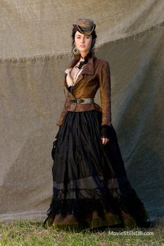 Megan Fox in Jonah Hex. I love this look for steam punk- not too many gadgets and gizmos, just pretty lines. Moda Steampunk, Mode Steampunk, Formal Clothing, Western Costumes, Steampunk Women, Wilde Westen