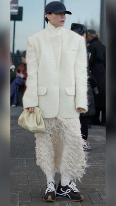 Street Style 2024 Winter Streetstyle Outfit 2024, Fashion Week 2024 Street Style, Street Style 2025, Knit Leggings Outfit, London Street Style Winter, H.e.r Style, Winter White Outfit, Luxury Outerwear, Winter Fashion Outfits Casual