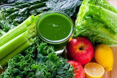 green juice surrounded by fruits and vegetables with the words, what is it like?