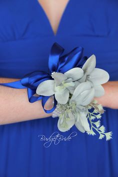 the bridesmaid's bouquet is wrapped in blue satin and features white flowers