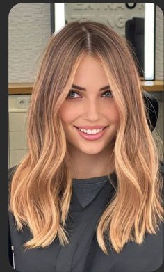 Dark Roots With Strawberry Blonde Hair, Rooted Honey Blonde Hair, Brown Balayage To Blonde, Dark Blonde With Strawberry Highlights, Light Brown Copper Balayage, Short Honey Blonde Hair Dark Roots, Hair Colours For 2024, Cooper Blonde Balayage, Brown Balayage On Blonde Hair