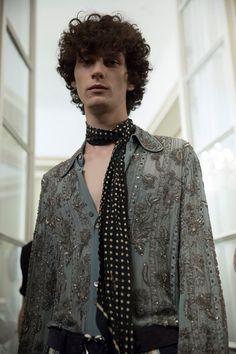 Roberto Cavalli SS17 Look 80s, Estilo Hippie, Fashion Music, Looks Street Style, Moda Vintage, 70s Fashion, Roberto Cavalli, Music Art