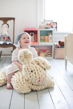 Imagine riding a gigantic bunny across the country side? Your kiddo will be over the moon with this fabulous over-sized bunny. Let her imagination run wild, while she snuggles and plays with her new favorite pal! This pattern is an arm knitting pattern and includes directions for both the giant bunny and the smaller one. NOW WITH STEP BY STEP VIDEO, including how to arm knit, how to keep stitches tight, how to stuff and how to finish! materials Stuffing for head and body. Try quilting batting or Knit Bunny, Giant Bunny, Arm Knit, شال كروشيه, Haken Baby, Finger Knitting, Chunky Wool, Arm Knitting, Chunky Yarn