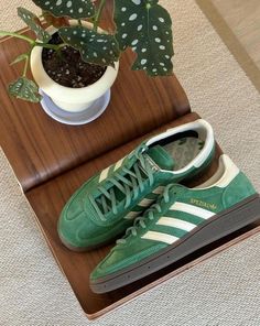 Adidas Spezial Outfit, Adidas Aesthetic, Adidas Spezials, Spezial Adidas, Gazelle Adidas, Adidas Gazelle Bold, Replica Sneakers, Outfit Adidas, Gazelle Bold