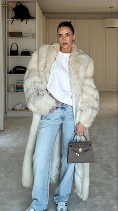 Coat Fur Outfit, Slavic Fur Coat, Vintage Winter Coats Women, Fur Coat With Jeans, Vintage Fur Coat Aesthetic, Glamorous Winter Outfits, Winter Fashion 2024 Women, Fur Coats Outfit, Fur Outfits Women