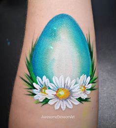 Monika Nyżnyk on Instagram: “#springmood #springtime #flowerdesign #egg #easter #easterdecor #bodyart #bodypainting #facepainting #malowaniebuziek #malowanieciała…” Easter Face Painting Ideas Easy, Face Paint Party, Festival Glitter