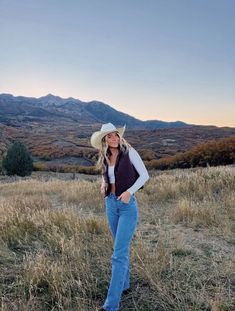 Fall Outfits Cowgirl, Cowgirl Causal Outfits, Western Aesthetic Style, Trendy Dressy Outfits, Country Simple Outfits, Vest Outfits Western, Conservative Country Outfits, Western Mountain Cowgirl, Brown Cowgirl Hat Outfit