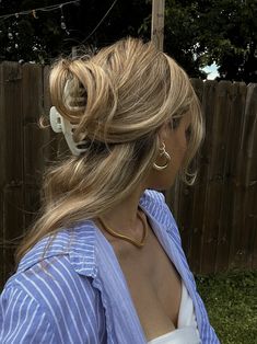 Shop our Influencers' top picks on Amazon Big Hair Claw, Claw Clip Hairstyle, Clip Hairstyle, Summer Blonde Hair, Dirty Blonde Hair, Honey Blonde Hair, Blonde Hair Inspiration, Hair Claw Clips, Blonde Hair Looks