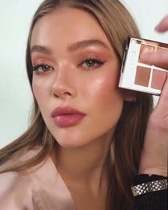 Charlotte Tilbury Looks, Trucco Glam, Warm Makeup, Make Up Diy, Dewy Makeup Look, Eyeliner Tips, دورة شهرية, Video Makeup