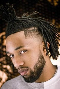 Discover the most stylish short dreadlock hairstyles for men! Perfect for black and white hair, these easy loc styles feature modern trends and unique looks for medium to short locs. Curly Taper Fade, Dreadlocks Men, Curly Cuts, Dread Hairstyles For Men, Undercut Designs, Black Men Haircuts, Dreads Styles