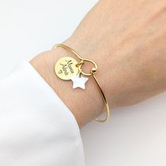 - Stainless steel bracelet and medal - Non-adjustable bracelet - Bracelet available in three colors: gold - silver - rose gold - 15 mm medal to personalize. Engraving possible on the front and/or back - Mother-of-pearl of your choice: heart, star, moon or cross - Free gift box (gift bag available at an additional cost) How to personalize your jewelry: 1. Choose the color of your jewel in the first drop-down menu / and the mother-of-pearl 2. Choose the number of side(s) to engrave in the second d Adjustable Name Bracelet As Gift For Mom, Personalized Round Bracelets As Gift For Mom, Handmade Round Charm Bracelet For Mother's Day, Personalized Round Charm Bracelet For Mom, Gift Bracelet With Round Shape And Resizable, Resizable Bracelet As A Gift, Gift Round Bracelet, Resizable, Resizable Bracelets For Mother's Day, Resizable Bracelet For Mother's Day