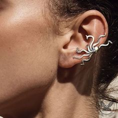 🐙In mythology, Eros, who has an octopus head, is the incarnation of the love of the gods. After the spirit of Eros is incorporated into the personality, we can get absolute freedom. The octopus is also a representative creature of the kraken in Norse sagas. This ear clip is unique and rich in meaning. 🖤