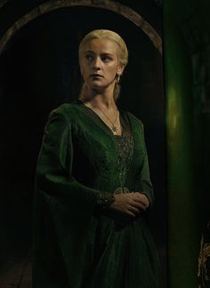 game of thrones character daeneress starke in green dress standing next to an arch