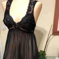 Nwt Forever 21 Lingerie Sets/Sl Black Lace Sz Small Polyester/ Spandex Black With Lace Date Night Camisole With Built-in Bra, Lined Body Camisole For Night Out, Forever 21 Pajamas, Crop Bra, Gray Sports Bra, Lingerie Sets, Fredericks Of Hollywood, Bra And Panty Sets, Black Sports Bra