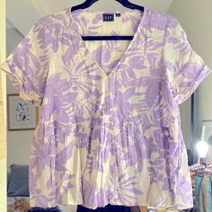 Gap Purple And White Floral Blouse With Hawaiian Motif. 100% Cotton. Never Worn. Extra Button Included. Gap Short Sleeve Beach Tops, Gap Short Sleeve Tops For Beach, Gap Short Sleeve Tops For The Beach, Casual Daywear Blouse By Gap, Gap Casual Blouse For Daywear, Casual Gap Blouse For Daywear, Gap Summer Button-up Top, Gap Button-up Summer Top, Gap Button-up Blouse For Daywear