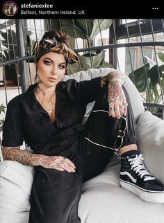 Edgy Hairdresser Outfit, Makeup Artist Outfit Ideas Summer, Tattoo Artist Style Clothing, Tattoo Outfit Style, Rockstar Style Women Outfit, Tattoo Artist Outfit, Artist Style Clothing, Stefanie Lee, Artist Outfit Style