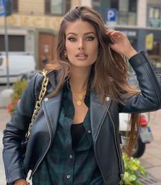 Arina Bernardini, Leather Jacket Girl, Belle Silhouette, Style Instagram, Foto Poses, My Followers, Black Leather Jacket, White Shirts, Beautiful Makeup