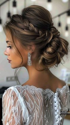 24 Prom Hairstyles That Will Have Everyone Talking Pageant Hairstyles For Short Hair, Anniversary Hairstyles, Bridgerton Hairstyles, Best Prom Hairstyles, Pageant Hairstyles, Prom Hair Updo Elegant, Delicate Face, Prom Look, Prom Hair Updo