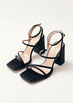 Sandalias de tiras negras de satén ¡Tan suaves! Las sandalias Alexa vienen en satén negro con un acabado ligeramente transparente. Perfectas para todo tipo de fiestas, tienen tiras delicadas y tacones cuadrados que te dejarán bailar toda la noche. Combina tus sandalias de tiras con un modelo sedoso para hacer tu gran entrada e incluso mejor salida. Strapy Heels, Headphone Accessories, Fun Heels, Black Block Heels, Black Strappy Heels, Chunky Block Heels, Black Sandals Heels, T Strap Sandals, Party Style