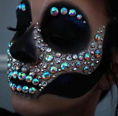 I really like the gem look. This could work well on Confession, Goods or Beauty. Holloween Makeup, Cute Halloween Makeup, Halloween Coustumes, Cool Halloween Makeup, Sugar Skull Makeup