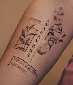 50 Mind-Blowing 3D Tattoos That Will Make You Do a Double Take Floral Tattoo Upper Thigh, Patient Tattoo, Perspective Tattoos, Mama Tattoo, Clever Tattoos, Greek Tattoos, 3d Tattoos, Tattoo Arm