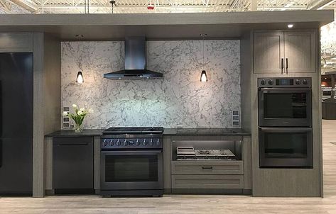 We discuss what Black Stainless Steel is, if it's worth purchasing, and some alternative finishes to consider. Lg Appliances Kitchens, Bosch Kitchen Appliances, Black Kitchen Appliances, Affordable Kitchen Appliances, Samsung Black Stainless, Samsung Kitchen Appliances, Gas Wall Oven, Black Stainless Steel Appliances, Stainless Appliances Kitchen