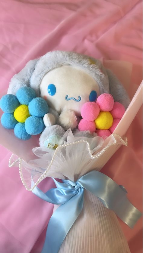 Cinnamon roll plush bouquet Cinnamon Roll Bouquet, Cinnamon Roll Birthday, Cinnamon Roll Plush, Cinnamon Roll Hello Kitty, Cinnamon Roll Sanrio, Plush Bouquet, Pink Era, Sanrio Stuff, 3d Perler Bead