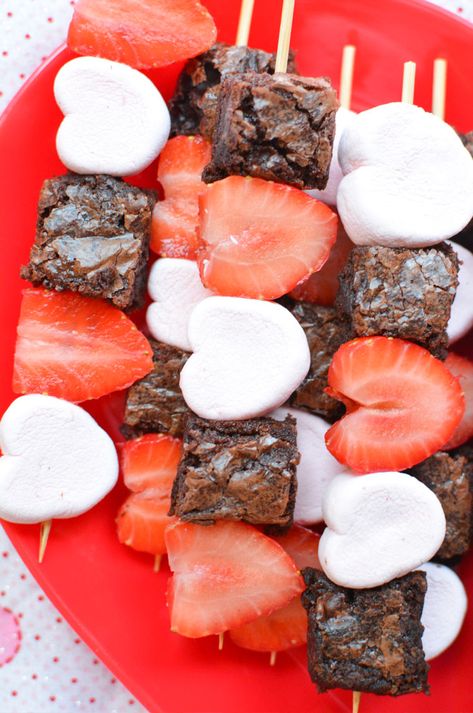 Inexpensive Valentine's Day ideas - Mommy's Fabulous Finds Dessert Kabobs, Valentines Party Food, Strawberries Chocolate, Valentines Snacks, Valentines Baking, Rice Krispies Treats, Krispies Treats, Covered Pretzels, Valentine Desserts