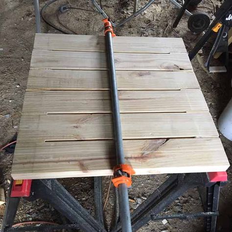 This idea costs just $15 to make, but it’ll make you smile whenever you see it on your patio! Diy Bistro Table, Table Building Plans, Fine Woodworking Furniture, Diy Privacy Fence, Free Building Plans, Bistro Table Outdoor, Diy End Tables, Local Furniture, Table Diy