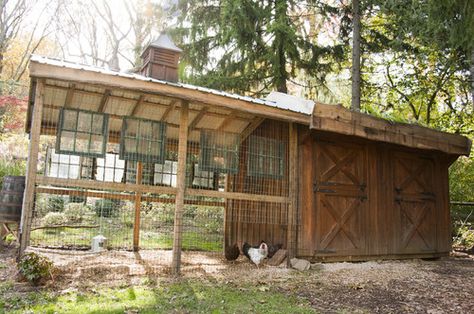 Beautiful rustic chicken coop. Chicken Coop Kit, Walk In Chicken Coop, Portable Chicken Coop, Chicken Coup, Chicken Coop Run, Coop Design, Best Chicken Coop, Beautiful Chickens, Raising Backyard Chickens