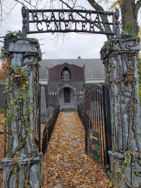 HALLOWEEN GRAVEYARDS, DISPLAYS AND HAUNTS Halloween Cemetery Entrance, Haunted Cemetery Ideas, Halloween Graveyard Ideas Diy, Diy Halloween Entrance, Graveyard Entrance, Diy Graveyard, Zombie Diy, Diy Halloween Graveyard, Haunted Farm