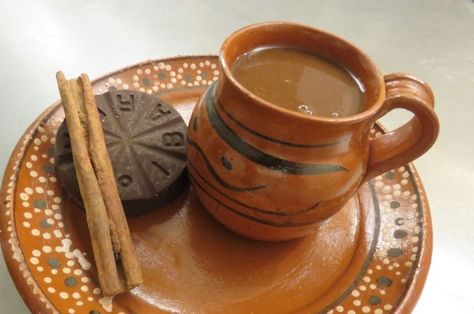 Ya sea para el desayuno o cenar algo calientito, aprende cómo hacer champurrado de chocolate mexicano ¡Todos amarán esta deliciosa receta! How To Make Champurrado, Avocado Salsa Verde Recipe, Champurrado Recipe, Chocolate Abuelita, Salsa Verde Recipe, Chocolate Drink, Hot Chocolate Drinks, Mexican Chocolate, Mexican Hot Chocolate