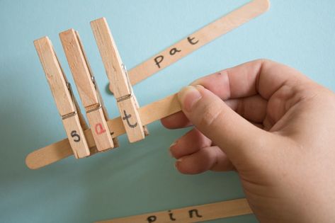 Popsicle Stick Phonics, How To Makw, Blending Words, Word Building Activities, Cvc Word Activities, Word Block, Cvc Word Families, Phonics Programs, Tricky Words