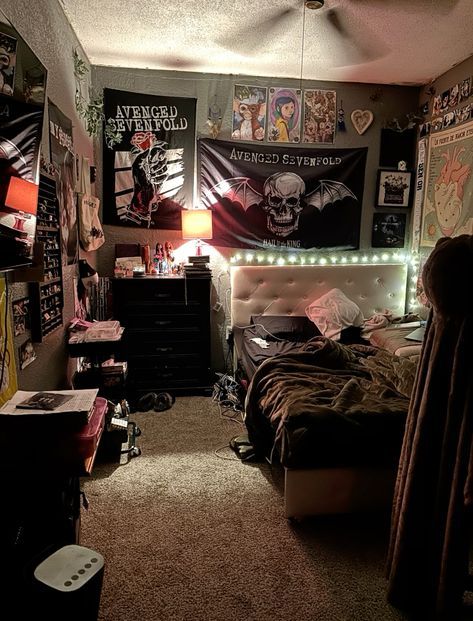 Room Ideas For Metalheads, Dark Room Bedroom, Heavy Metal Bedroom Ideas, Grunge Style Bedroom, Room Ideas Aesthetic Emo, Y2k House Aesthetic, Dark Wood Room Ideas, Clean Dark Room Aesthetic, E Girl Bedroom Aesthetic