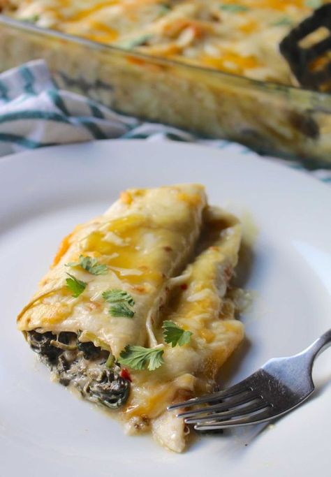 Spinach and Cheese Enchiladas | 12 Tomatoes Spinach Enchiladas, Creamy Spinach Dip, Cheese Enchiladas, Green Enchilada Sauce, Meatless Main Dishes, 12 Tomatoes, Creamy Spinach, Creamed Spinach, Spinach Recipes