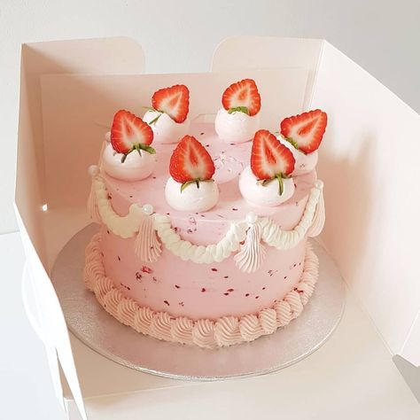 Cute Pink Things, Cute Strawberry Cake, Bakery London, Pinterest Cake, Raspberry Ripple, Pink Things, Pretty Dessert, Simple Birthday Cake, Cake Decorating Designs