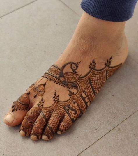 85+ Delicate & Simple Feet Mehndi Designs To Save Right Away! - ShaadiWish Lag Mehndi Design, Leg Mehendi Design Unique, Simple Feet Mehndi Designs, Bridal Leg Mehendi Designs, Mehndi Design Leg, Feet Henna Design, Feet Mehndi Designs, Leg Mehandi, Feet Mehendi