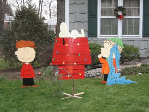 Charlie Brown Christmas Lawn Decorations Photo: This Photo was uploaded by bradyurk. Find other Charlie Brown Christmas Lawn Decorations pictures and ph... Brown Christmas Decorations, Charlie Brown Christmas Decorations, Snoopy Christmas Decorations, Merry Christmas Charlie Brown, Christmas Yard Decor, Christmas Parade Floats, Christmas Lawn Decorations, Christmas Outside, Christmas Cutouts