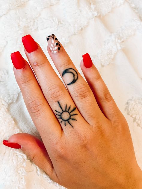 Sun Knuckle Tattoo, Moon And Sun Finger Tattoo, Sun Finger Tattoos For Women, Finger Tattoos Sun, Witchy Finger Tats, Sun And Moon Finger Tattoo, Sun Finger Tattoo, Knuckle Tattoos For Women, A Sun Tattoo