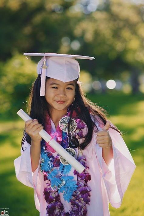 Kids Graduation Photoshoot Ideas, Kindergarten Photoshoot, Kindergarten Photography, Kindergarten Graduation Diploma, Graduate Photoshoot, Kindergarten Graduation Pictures, Kindergarden Graduation, Preschool Graduation Gifts, Kindergarten Photos