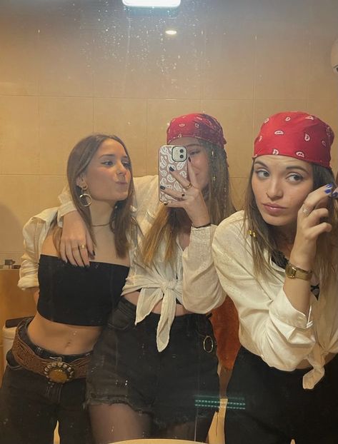 Pirate Costume Diy, School Costume, Duo Halloween Costumes, Last Minute Costumes, Halloween Costume Outfits, Pirate Costume, Costume Outfits, Diy Costumes, Bandanas