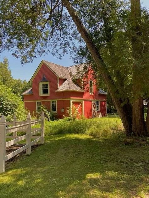 Countryside Farm Aesthetic, Vintage Farm Aesthetic House, American Countryside House, Small Town Architecture, Farm Aestethic, Small Rural Town Aesthetic, Cottage Farm Aesthetic, American Countryside Aesthetic, Cute Farm Aesthetic