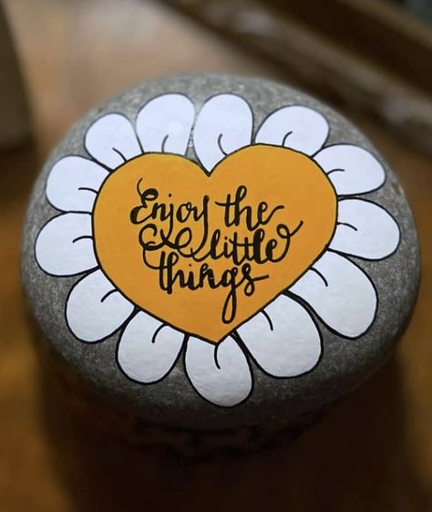 Inspirational Rocks, Rock Flowers, Diy Rock Art, Rock Painting Ideas, Stone Art Painting, Christmas Rock, Rock And Pebbles, Painted Rocks Craft, Painted Rocks Diy